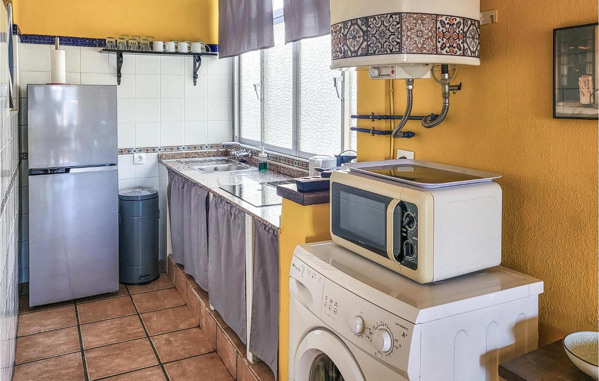 2 Bedroom Cozy Apartment In Ел Кампело Екстериор снимка