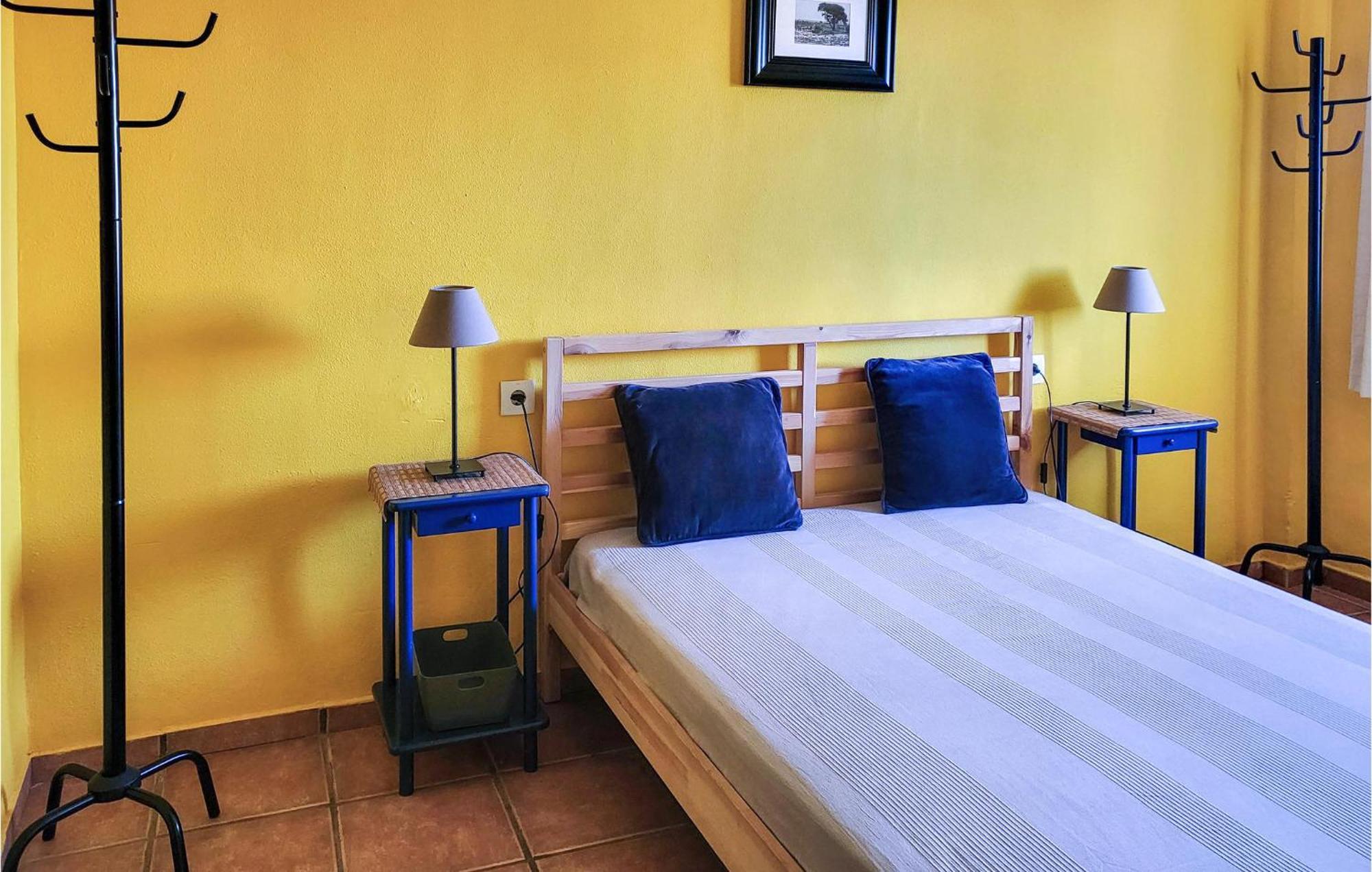 2 Bedroom Cozy Apartment In Ел Кампело Екстериор снимка